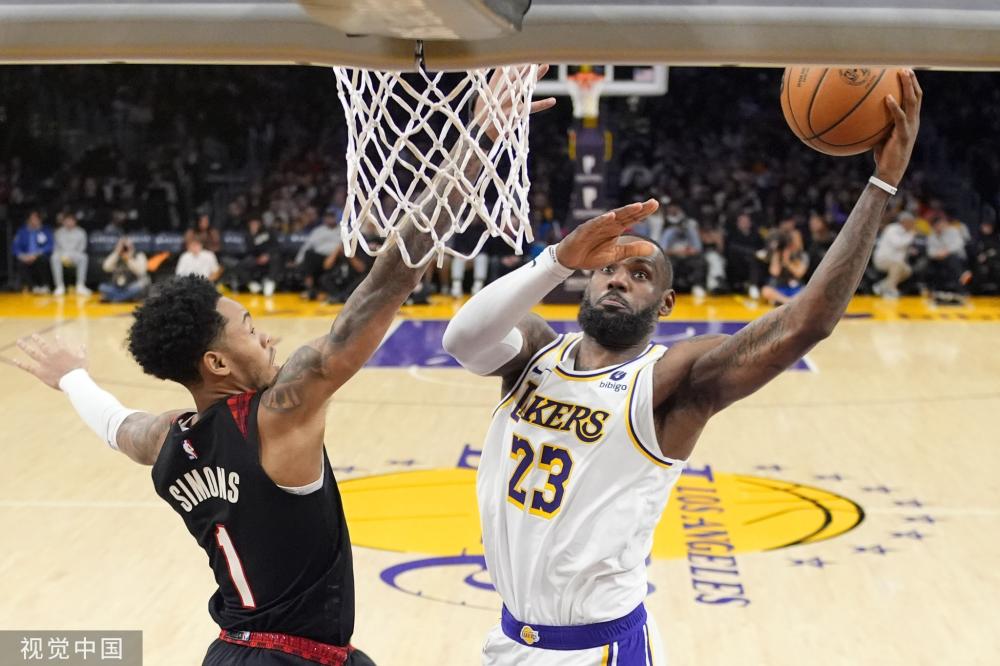 形成鲜明对 形成鲜明对